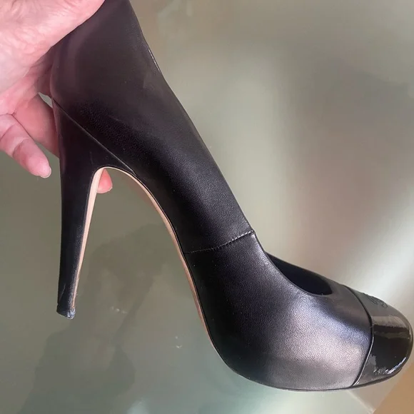 Chanel interlocking logo pumps